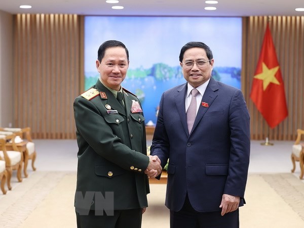 Premier de Vietnam recibe al jefe del Estado Mayor General del Ejército Popular de Laos  - ảnh 1