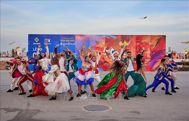 Celebran en Thanh Hoa el Carnaval de Sam Son 2022 - ảnh 1