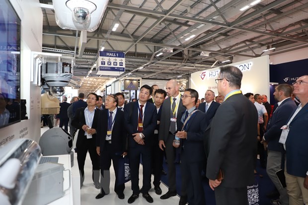 Vietnam aprende nueva tecnología en el Salón Aeronáutico Internacional de Farnborough 2022 - ảnh 1