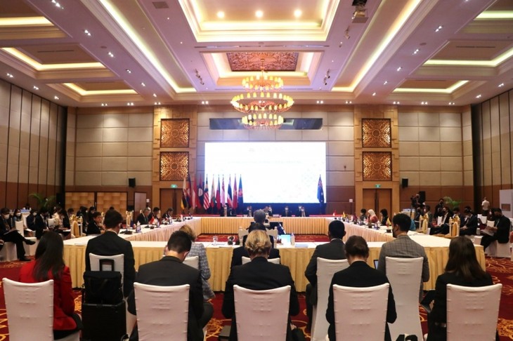 Jefe de la diplomacia de Vietnam reunido con sus homólogos de varios países al margen de la AMM 55  - ảnh 1