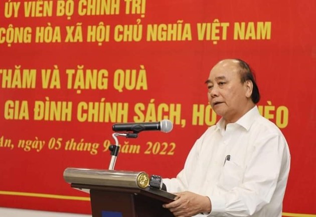 Jefe de Estado visita familias con méritos revolucionarios en Nghe An - ảnh 1