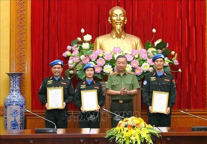 Tres oficiales vietnamitas a misión de mantenimiento de la paz de Naciones Unidas en Sudán del Sur  - ảnh 1
