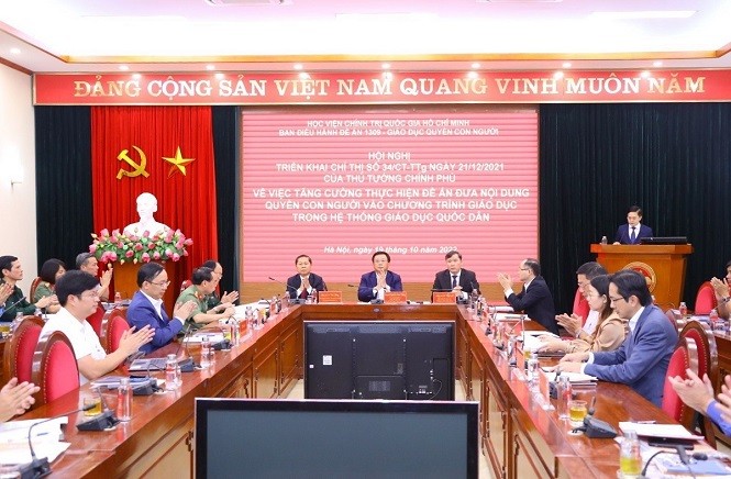 Todas las instituciones educativas vietnamitas enseñarán derechos humanos para 2025 - ảnh 1