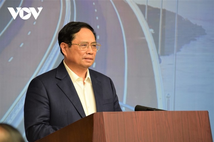Premier de Vietnam pide mentalidad innovadora para implementar proyectos de tráfico - ảnh 1
