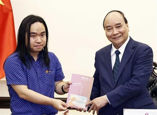Presidente Nguyen Xuan Phuc elogia a joven talento literario  - ảnh 1