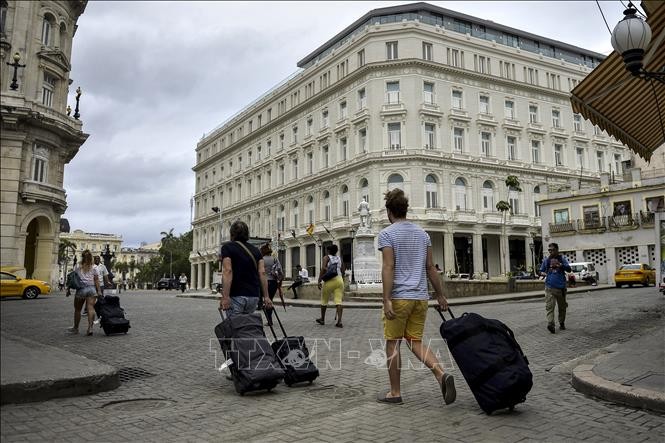 Cuba recibe a más de 1,7 millones de turistas extranjeros en los primeros 10 meses - ảnh 1