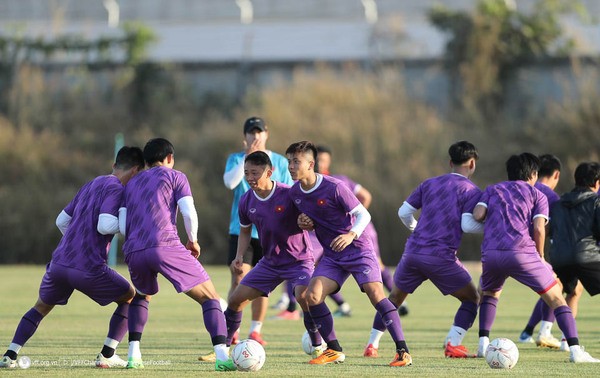 Selección de fútbol de Vietnam recibe apoyo antes de partido en Copa AFF 2022 - ảnh 1