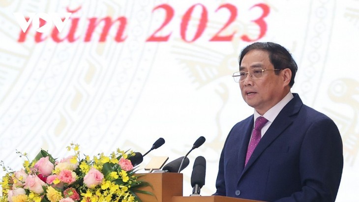 Premier de Vietnam pide máximo esfuerzo para cumplir plan de desarrollo socioeconómico 2023 - ảnh 1