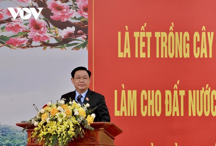 Presidente de la Asamblea Nacional asiste al Festival de plantación de árboles en Tuyen Quang - ảnh 1