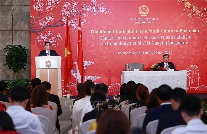 El primer ministro Pham Minh Chinh se reúne con la comunidad vietnamita en Singapur - ảnh 1