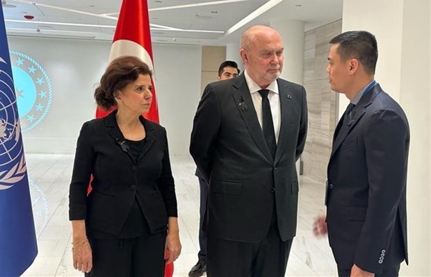 Embajador vietnamita rinde homenaje a víctimas de terremoto en Turquía - ảnh 1