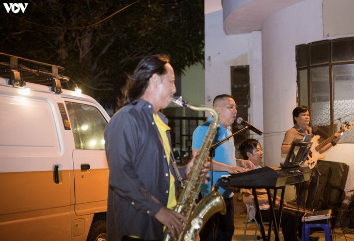 Música callejera enriquece la vida espiritual de la comunidad en Ba Ria-Vung Tau - ảnh 1