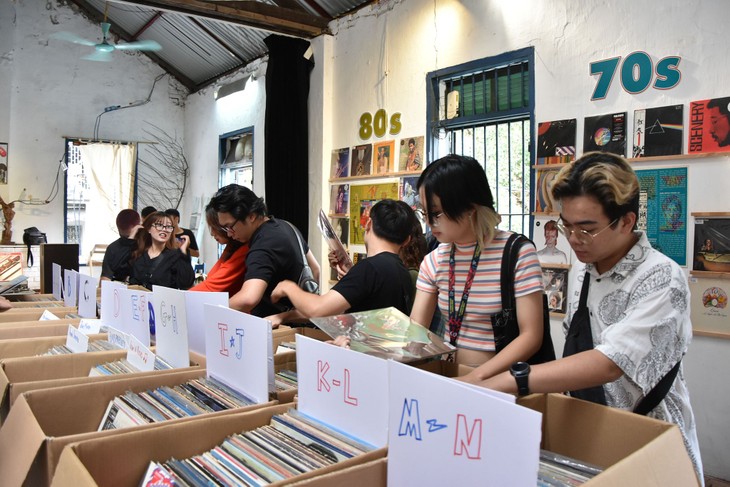 VOC Records: Jóvenes en Hanói reviven la cultura del vinilo - ảnh 1
