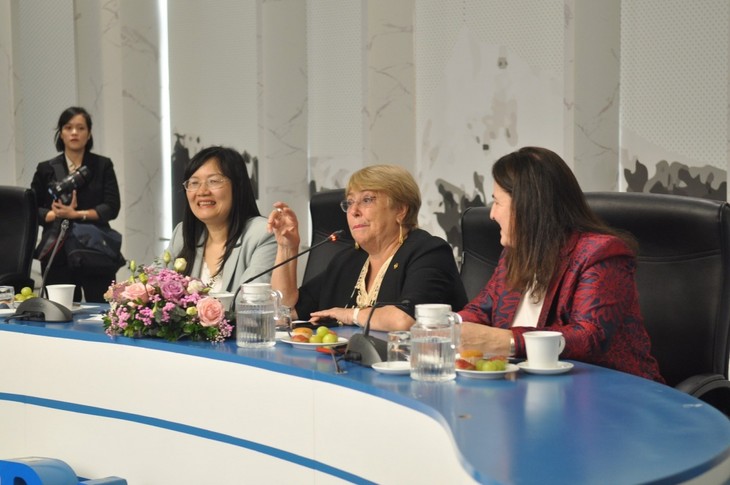Expresidenta de Chile anima a mujeres vietnamitas a perseguir sus sueños  - ảnh 1