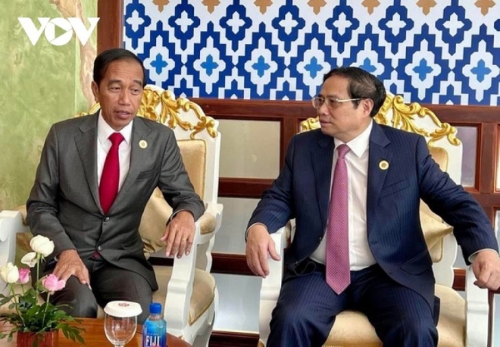 Premier de Vietnam se dirige a la Cumbre de la ASEAN en Indonesia - ảnh 1