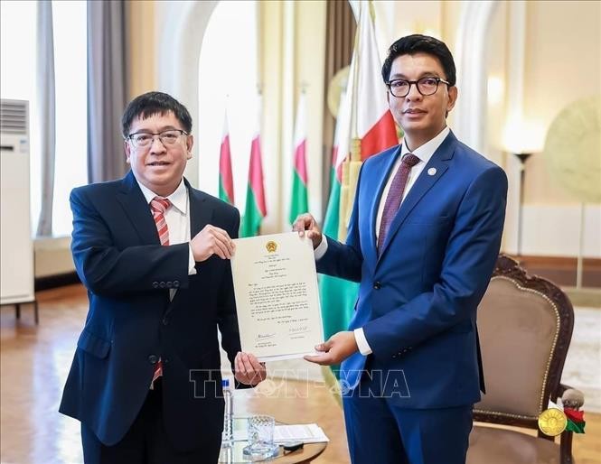 Embajador vietnamita presenta cartas credenciales al presidente de Madagascar - ảnh 1