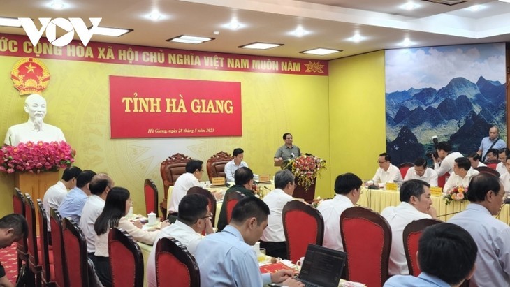 Primer Ministro sugiere orientaciones para el desarrollo de Ha Giang - ảnh 1