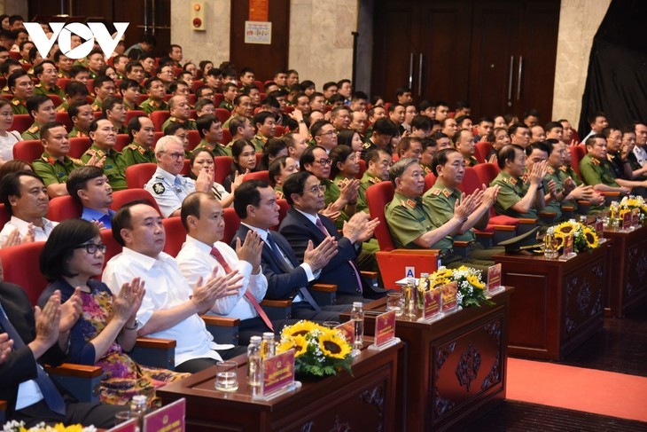 Premier de Vietnam rinde homenaje a figuras ejemplares en la lucha contra las drogas - ảnh 1