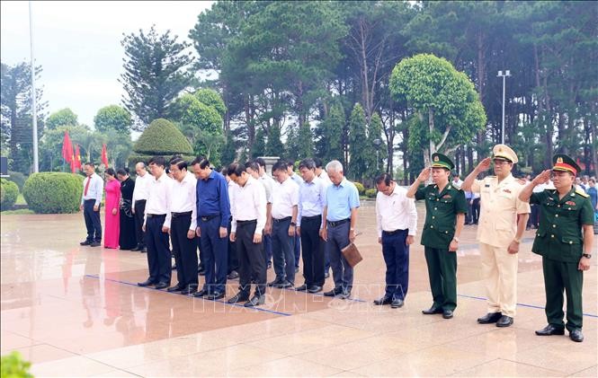 Altos funcionarios entregan donaciones a familiares de mártires en Dak Lak y Cao Bang - ảnh 1
