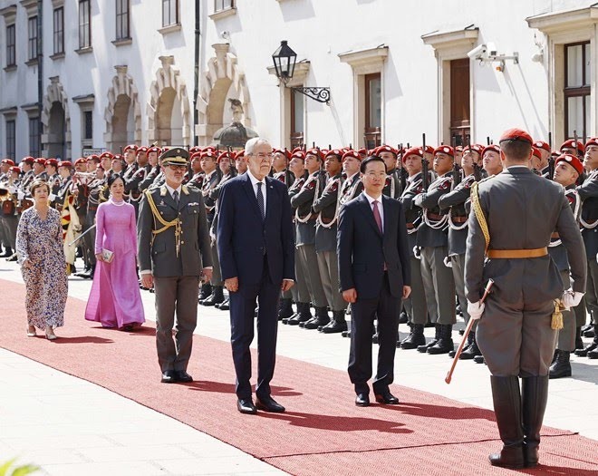Realizan ceremonia oficial de bienvenida al presidente vietnamita en Austria - ảnh 1