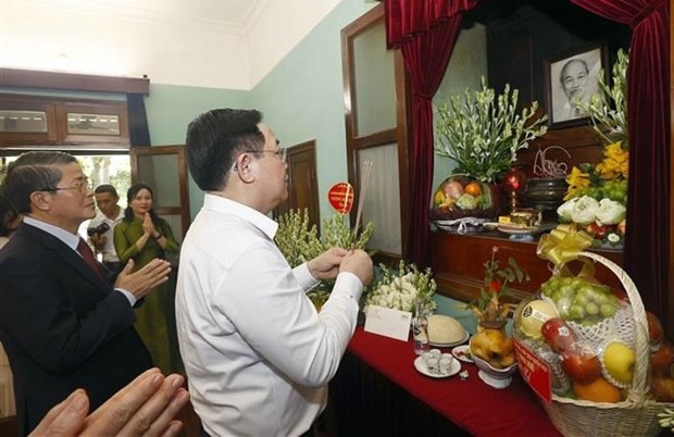 Jefe del Parlamento tributa honores al Presidente Ho Chi Minh en ocasión del Día Nacional - ảnh 1
