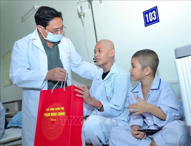 El primer ministro Pham Minh Chinh visita a pacientes pediátricos con motivo del Festival de Medio Otoño 2023 - ảnh 1