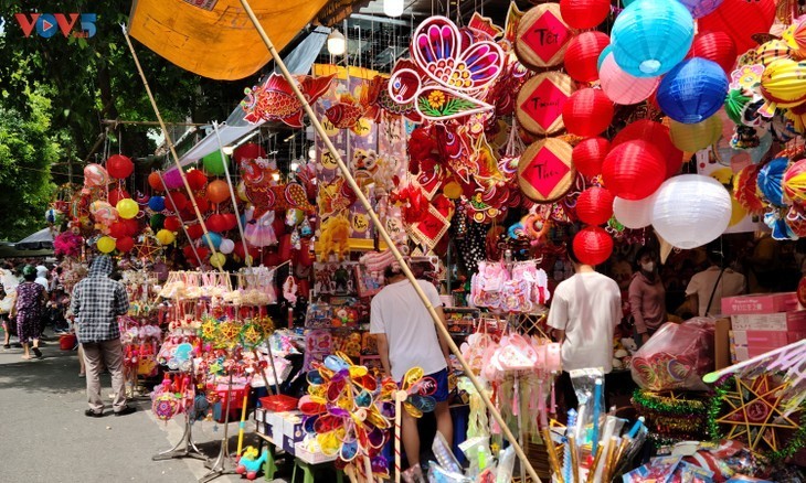 El colorido casco antiguo de Hanói durante el Festival del Medio Otoño - ảnh 1