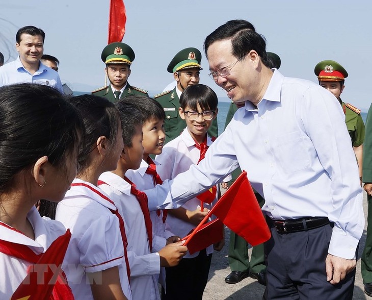 Presidente de Vietnam visita a residentes en la isla de Co To - ảnh 1