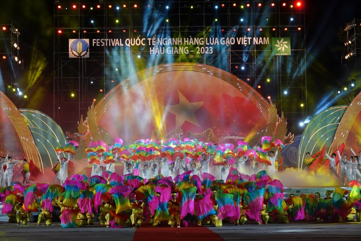 Inauguran Festival Internacional del Arroz Vietnam-Hau Giang 2023 - ảnh 1