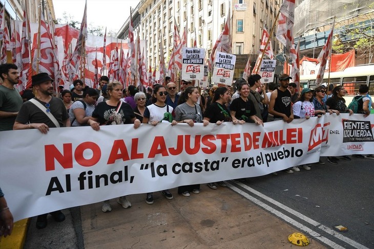 Argentinos protestan en Buenos Aires contra los cortes del nuevo Presidente  - ảnh 1