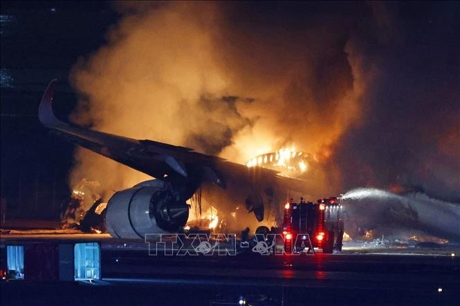 Japón: Colisión entre dos aviones en aeropuerto de Tokio-Haneda deja cinco personas muertas - ảnh 1