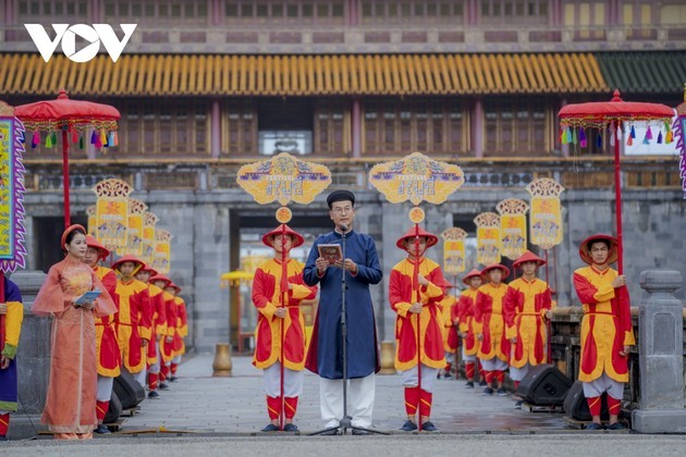 Fascinante recreación de la ceremonia de distribución del calendario de la dinastía Nguyen  - ảnh 4