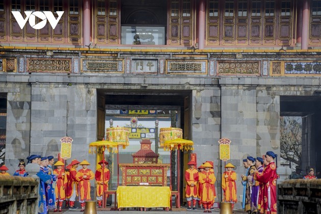Fascinante recreación de la ceremonia de distribución del calendario de la dinastía Nguyen  - ảnh 6