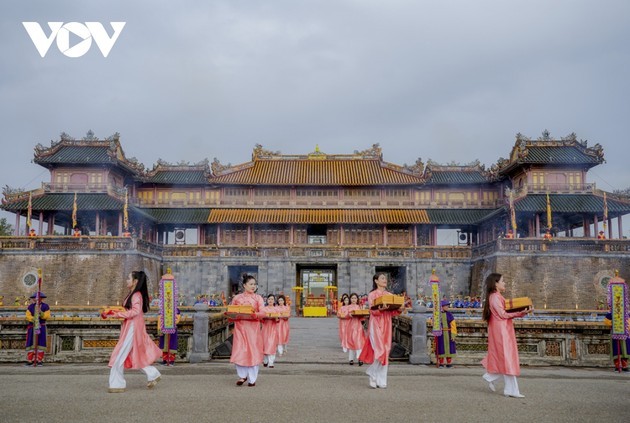 Fascinante recreación de la ceremonia de distribución del calendario de la dinastía Nguyen  - ảnh 7