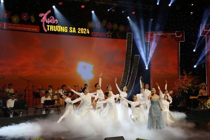 “Truong Sa en la Primavera 2024”, un espectáculo de amor dedicado a los soldados en el mar - ảnh 1