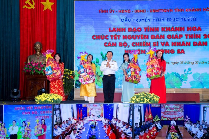 Soldados y habitantes del distrito de Truong Sa listos a celebrar el Tet 2024 - ảnh 1