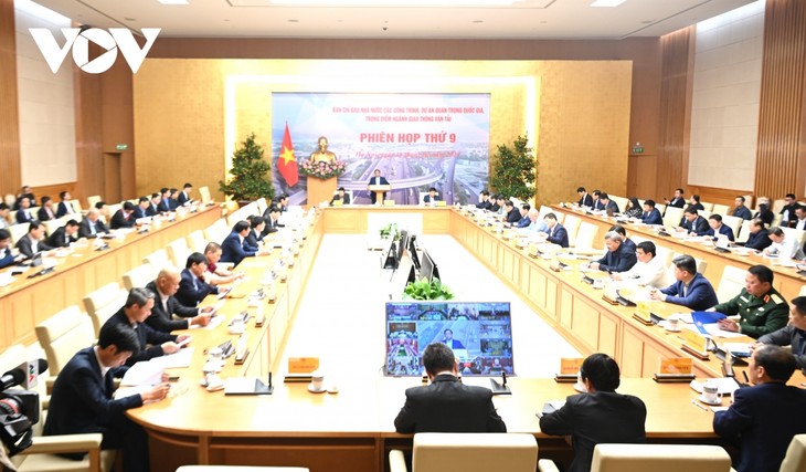 Primer Ministro de Vietnam preside reunión sobre importantes proyectos de transporte - ảnh 1