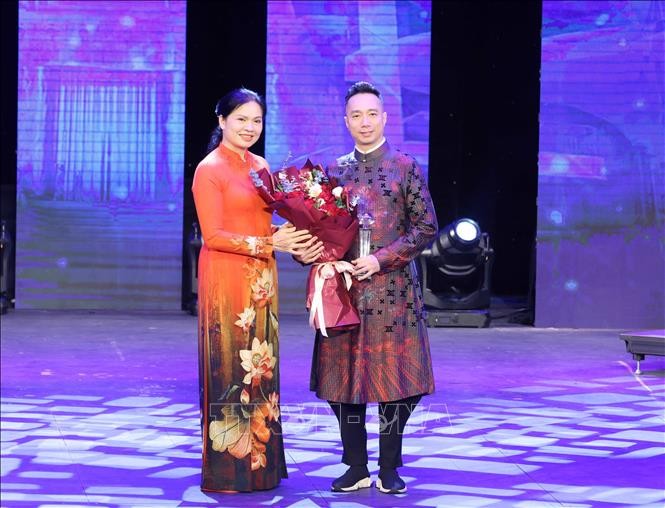 Lanzan en Vietnam Semana de Ao Dai 2024 - ảnh 1