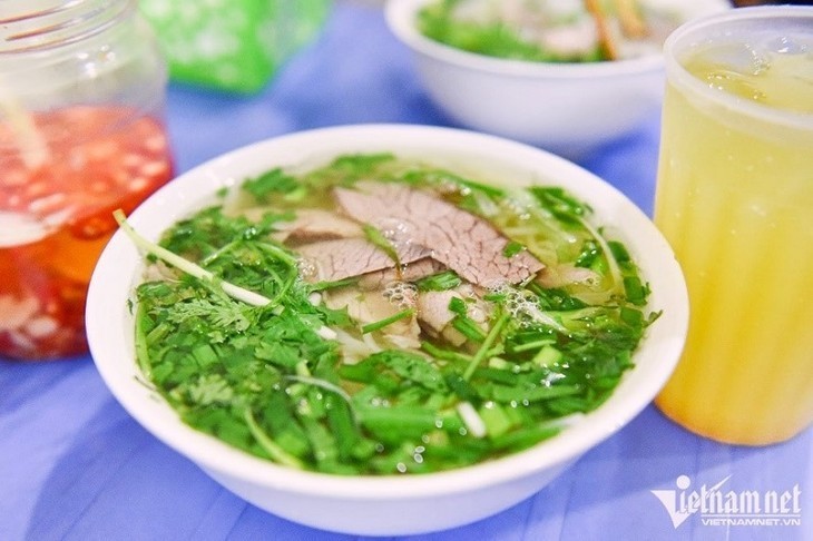 Business Insider presenta cinco restaurantes callejeros de Hanói con estrellas Michelin - ảnh 6