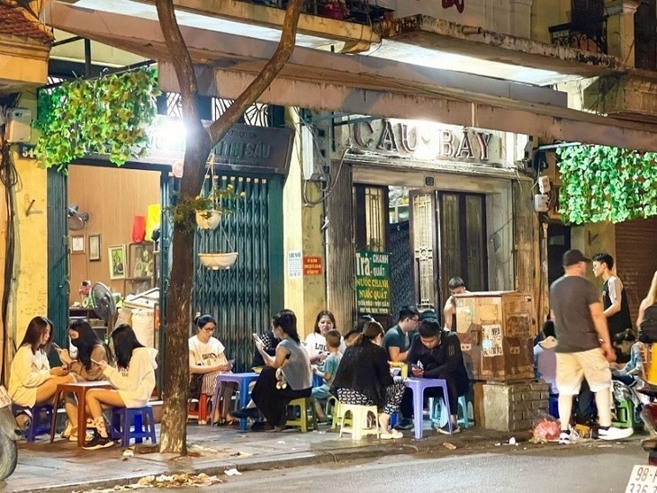Business Insider presenta cinco restaurantes callejeros de Hanói con estrellas Michelin - ảnh 8