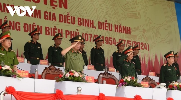 Realizan preparación para el desfile militar de los 70 años de la campaña de Dien Bien Phu - ảnh 1