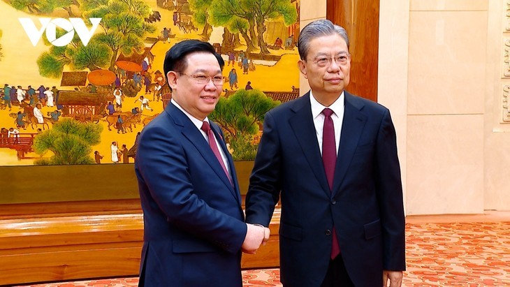 Altos dirigentes del Legislativo de Vietnam y China sostienen conversaciones  - ảnh 1