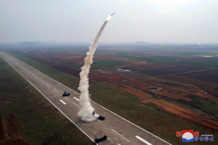 Corea del Norte probó ojivas supergrandes y misiles de defensa aérea de nueva generación - ảnh 1