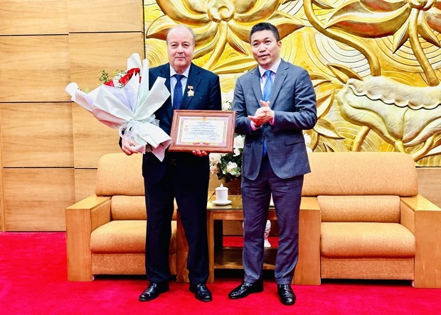 Vietnam entrega sello conmemorativo de amistad a embajador argelino - ảnh 1