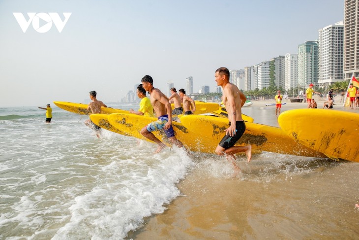 Quince equipos participan en Concurso Internacional de Rescate de Playas en Da Nang - ảnh 1
