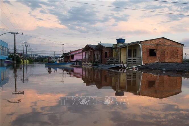 Gobierno brasileño promete 10 mil millones de dólares para reconstruir zonas devastadas por inundaciones - ảnh 1
