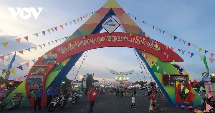 Inaugurada Feria Internacional de Comercio de Tinh Bien – An Giang - ảnh 1