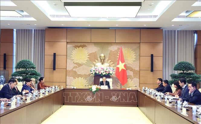 Líder del Parlamento vietnamita recibe a diplomáticos del sudeste asiático - ảnh 1