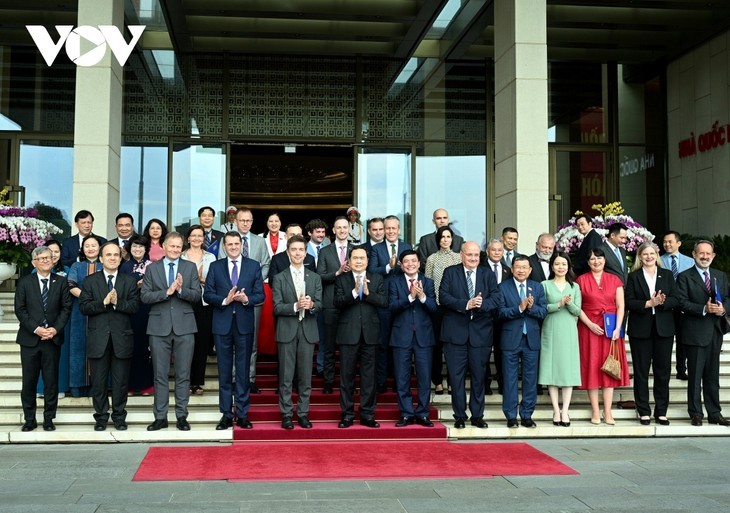 Presidente del Parlamento recibe a embajadores de los países de la UE en Hanói - ảnh 1