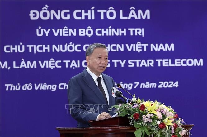 Presidente de Vietnam visita empresa Star Telecom en Laos - ảnh 1